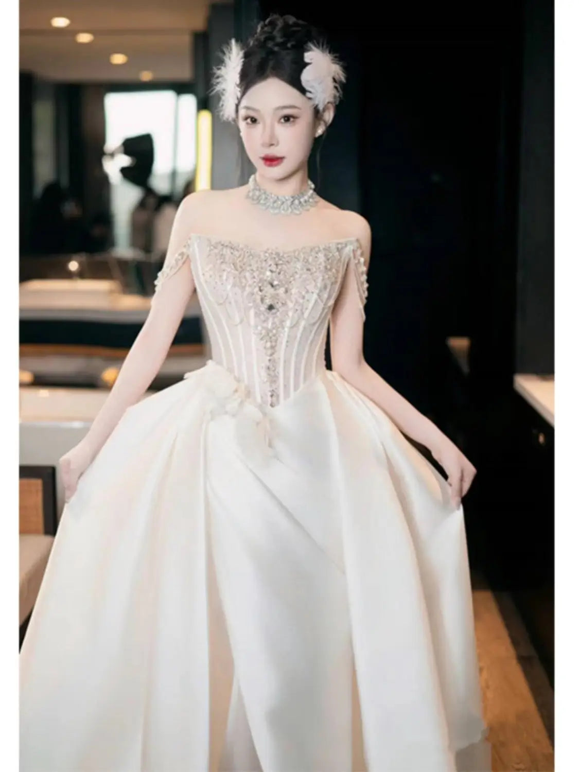 Exquisite wedding dresses and exclusive jewelry for luxury fashion women