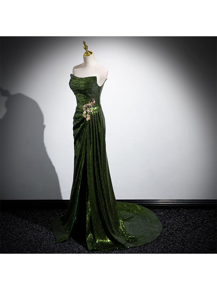 Exquisite evening dresses and exclusive jewelry in luxury fashion for women