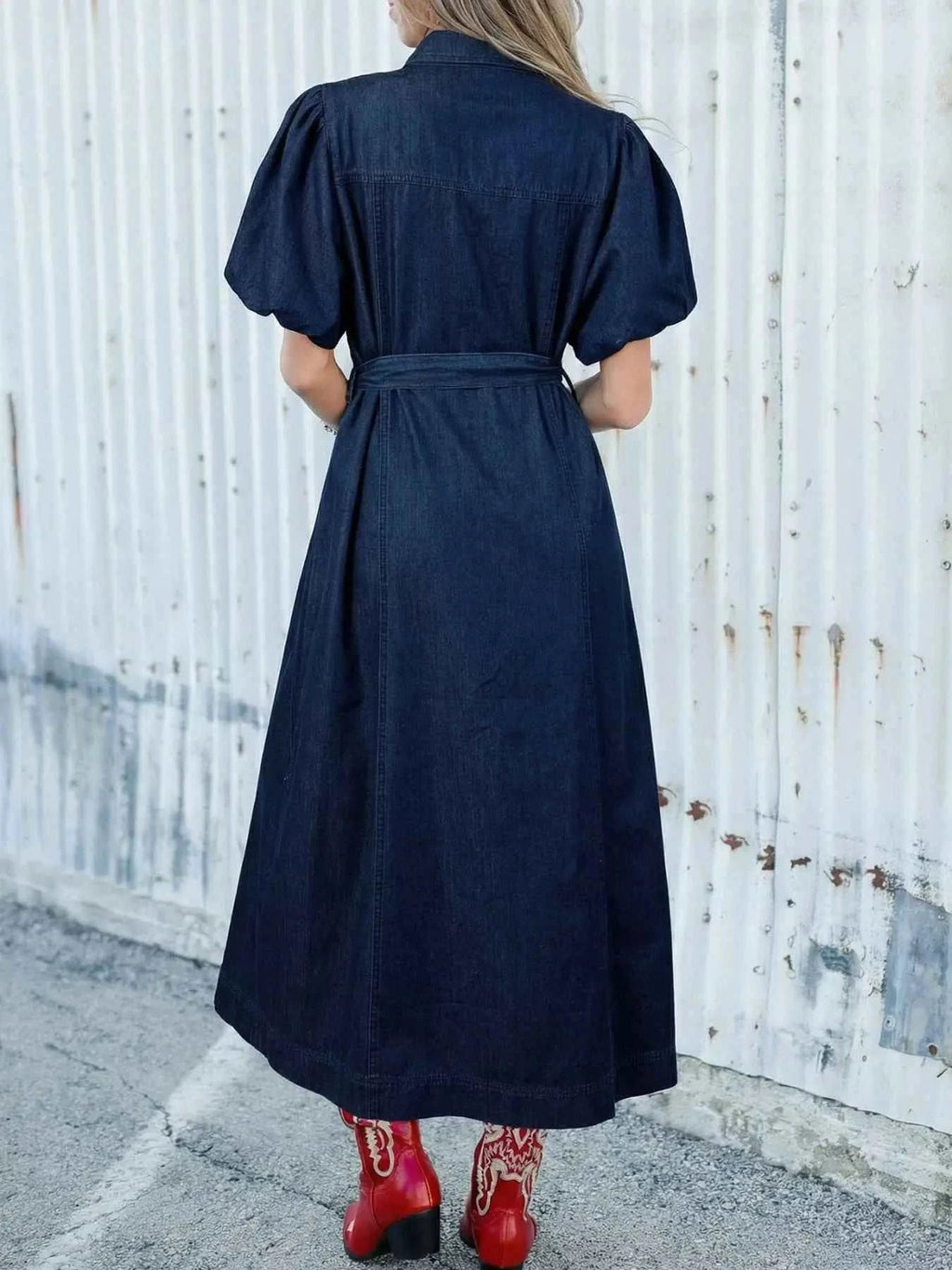 Belted Button-Down denim midi dress in dark blue cotton with short puff sleeves and a tied waist belt