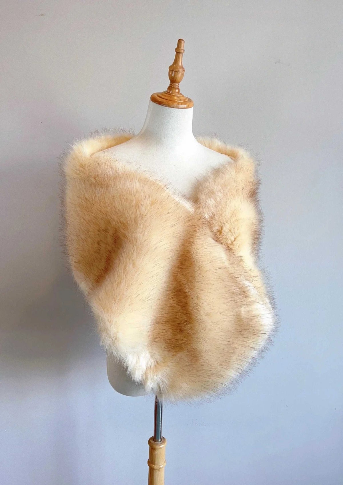 Champagne Faux Fur Shawl (Lilian Cha03)