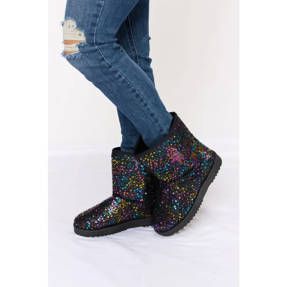 Elevate winter style with luxury sequin thermal flat boots for women $18.99 sequin thermal flat boots epitomize