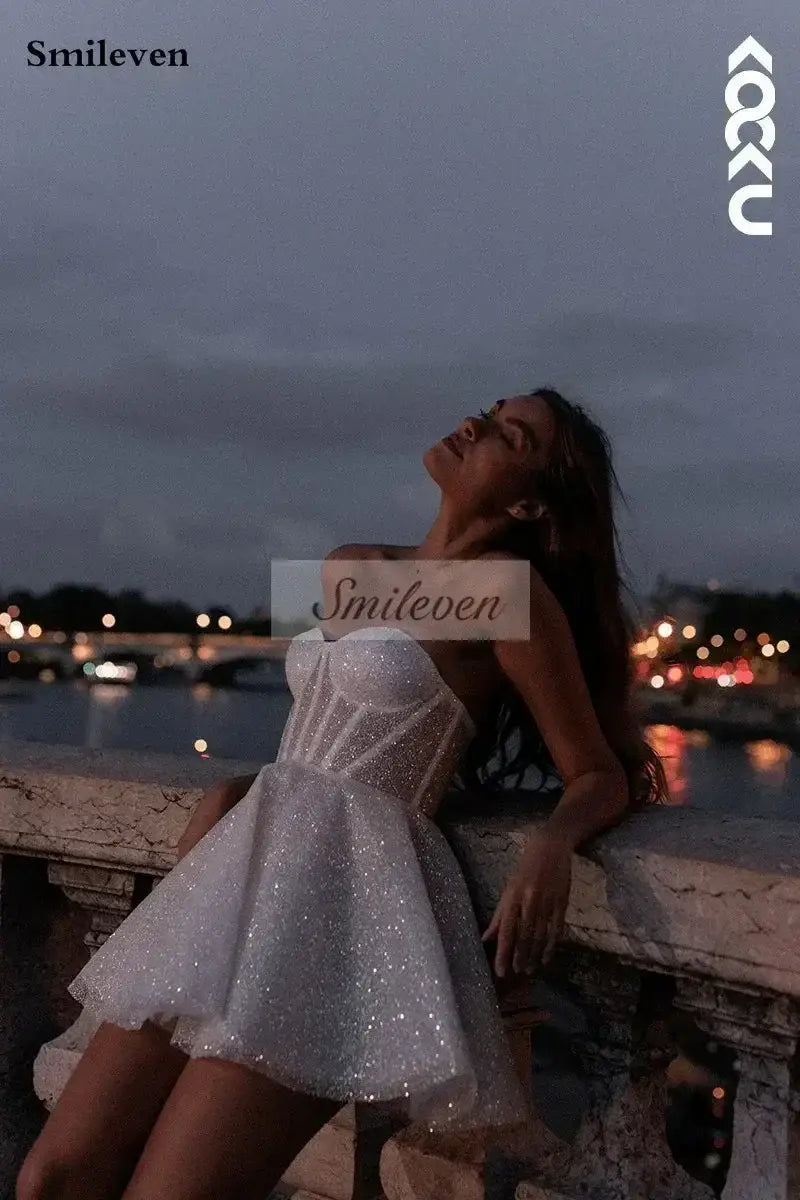 Short Wedding Dress in white tulle with A-line silhouette and sweetheart neckline, featuring shiny glitter detail and sleeveless design
