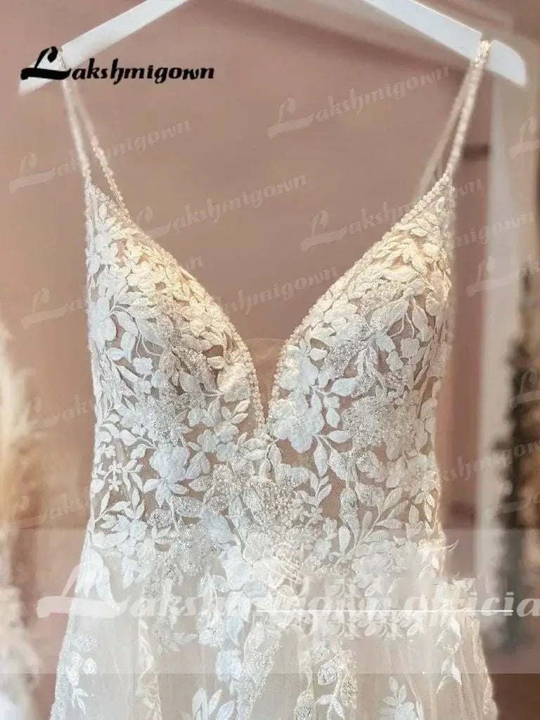 Spaghetti Straps Vintage Lace Wedding Dress With V Neckline Bride Dress Tulle Beach Bridal Gown trouwjurk  Customized