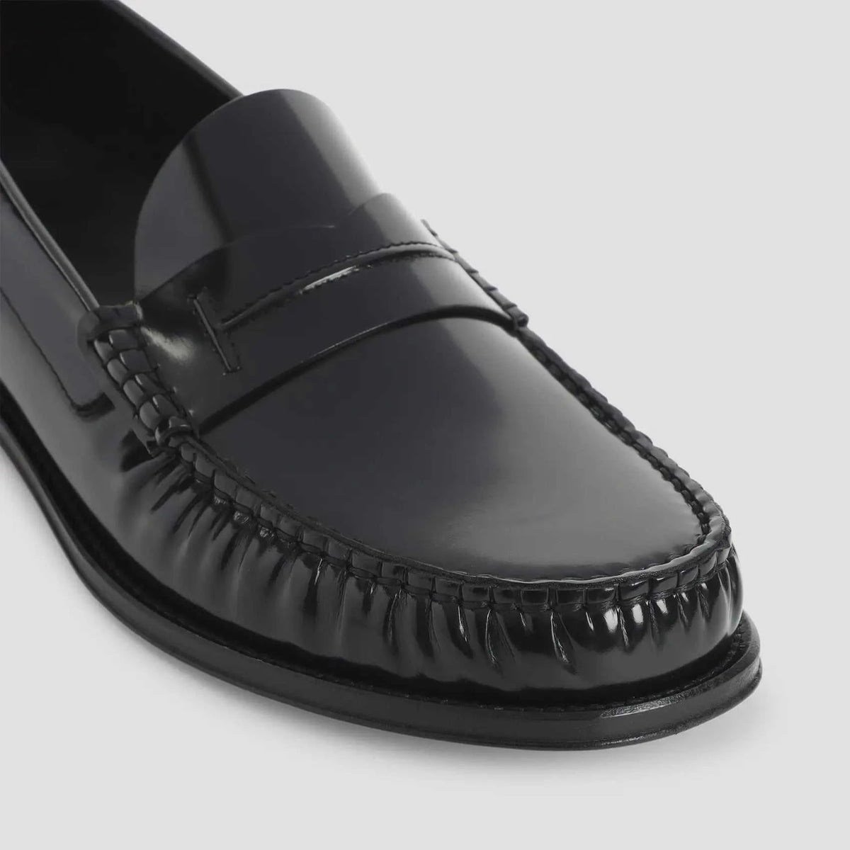 TOM FORD Elegant Leather Loafers for Men - Maven Couture IncMOCCASINS